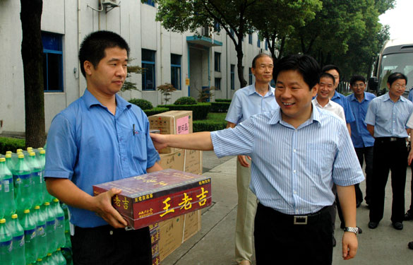 溧陽市代市長蘇江華等領(lǐng)導慰問上上一線員工