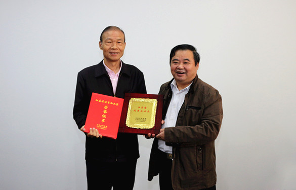 2016年10月12日，常州市經(jīng)信委副主任潘仁賢一行來上上電纜參觀調(diào)研，并為集團(tuán)董事長(zhǎng)丁山華頒發(fā)江蘇省優(yōu)秀企業(yè)家獎(jiǎng)牌