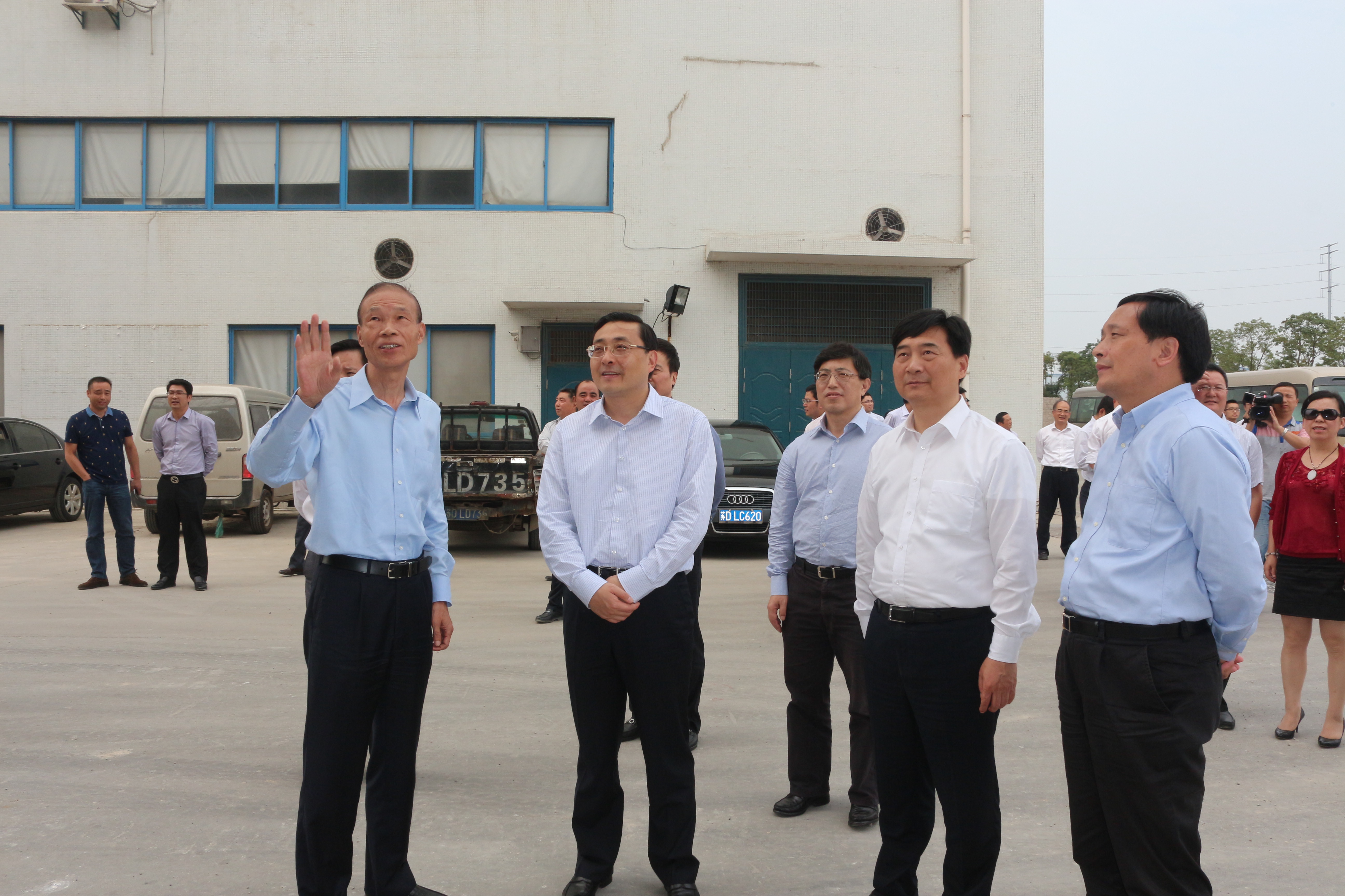 10月10日，常州市市長費高云一行來上上電纜督查西廠區(qū)三期工程建設(shè)情況