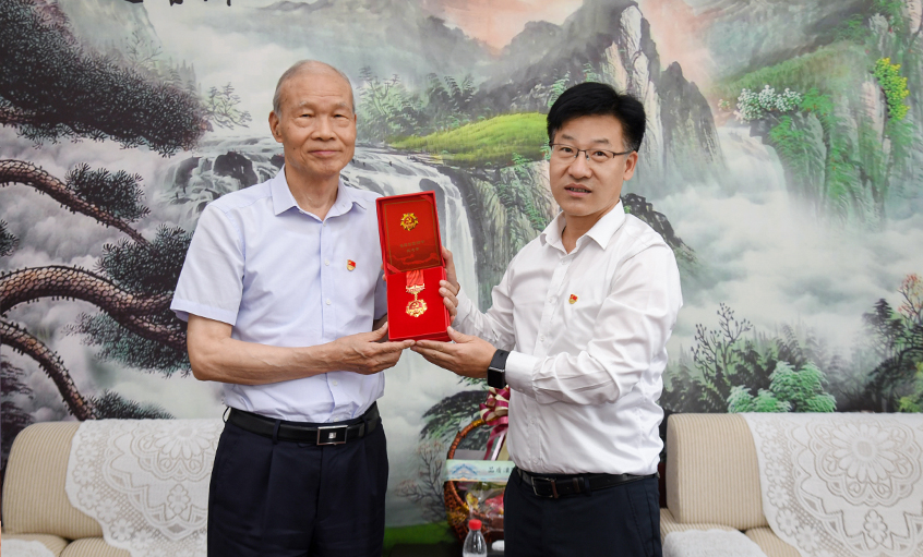 殷殷關(guān)切傳黨情 深深囑托暖人心---溧陽(yáng)市委書(shū)記葉明華“七一”看望慰問(wèn)上上電纜“光榮在黨50年”老黨員丁山華